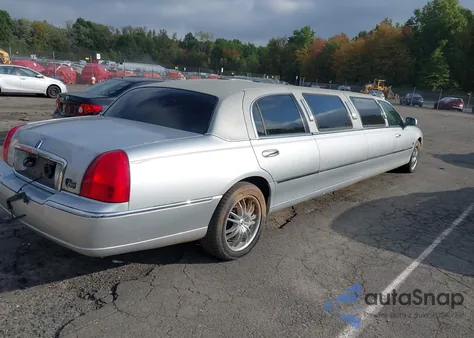 2008 Lincoln Town Car Executive z USA, uszkodzony, nr VIN 2L1FM88W28X658466